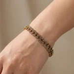 دسبند طلاروس نگینکاری شده-تصویر مدل