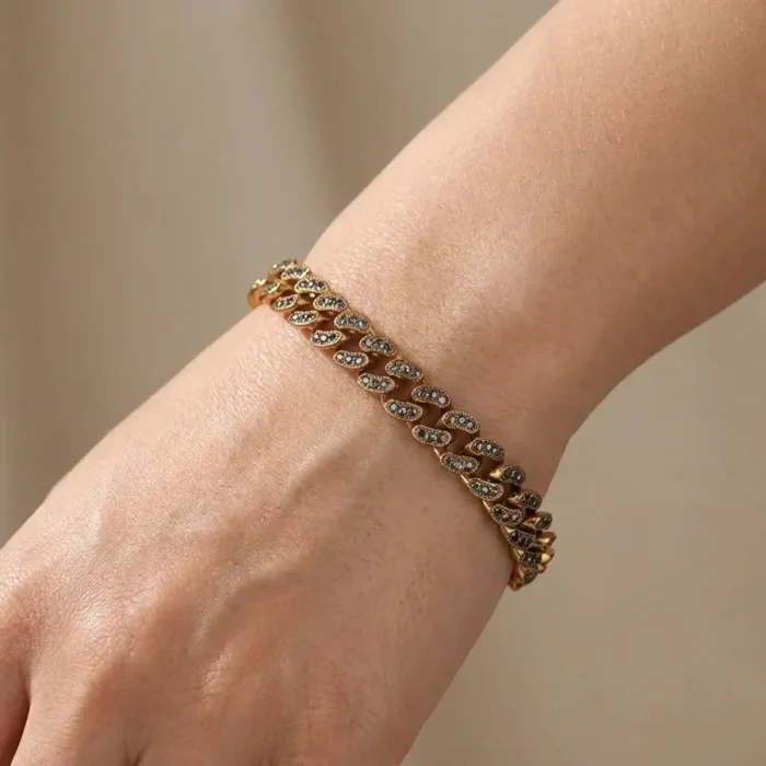 دسبند طلاروس نگینکاری شده-تصویر مدل