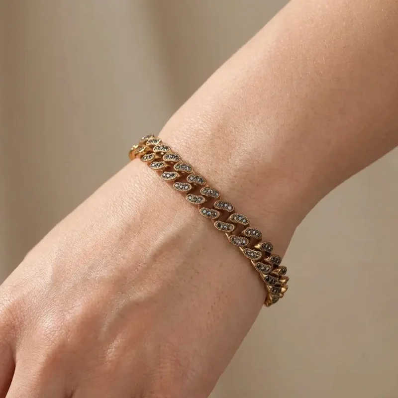 دسبند طلاروس نگینکاری شده-تصویر مدل