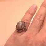 انگشتر مردانه طلا روس نگین مشکی تو دست