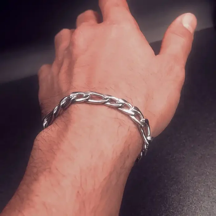 دستبند مردانه استیل مدل کلاسیک روی مچ دست